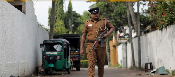 Полицейский на Шри-Ланке на месте взрыва, 26 апреля 2019 года - Sputnik Литва