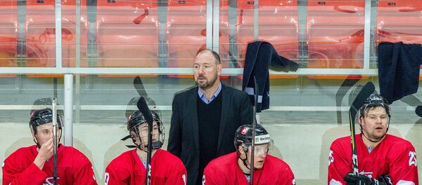 Тренер сборной Литвы по хоккею Даниэль Лакруа вместе с игроками, архивное фото - Sputnik Литва