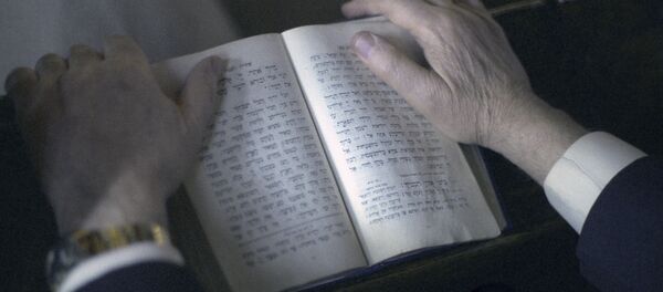 Синагога, молитвенник на иврите, архивное фото Синагога, молитвенник на иврите, архивное фото - Sputnik Литва