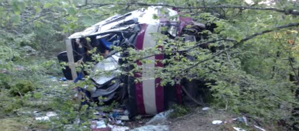 Рейсовый автобус упал в обрыв в Крыму. Кадры с места ДТП Рейсовый автобус упал в обрыв в Крыму. Кадры с места ДТП - Sputnik Литва