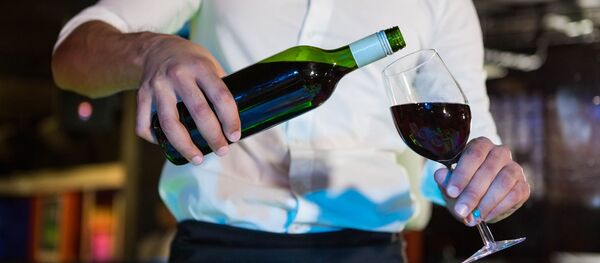 Официант с вином, архивное фото Официант с вином, архивное фото - Sputnik Lietuva
