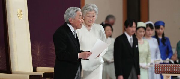 Император Японии Акихитос императрицей Мичико, произносит речь во время церемонии отречения императора, в Императорском дворце в Токио, 30 апеля 2019 года Император Японии Акихитос императрицей Мичико, произносит речь во время церемонии отречения императора, в Императорском дворце в Токио, 30 апеля 2019 года - Sputnik Lietuva