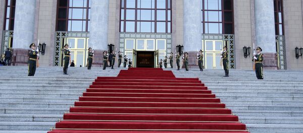 Китайские военные перед Домом народных собраний КНР в Пекине, 26 апреля 2019 года - Sputnik Литва