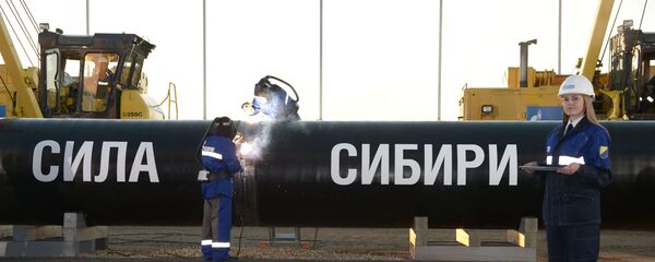 Сварка шва на церемонии соединения первого звена магистрального газопровода Сила Сибири, архивное фото - Sputnik Литва