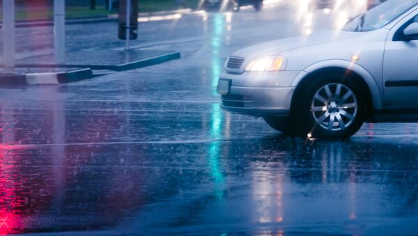 Автомобиль на мокрой дороге, архивное фото - Sputnik Литва