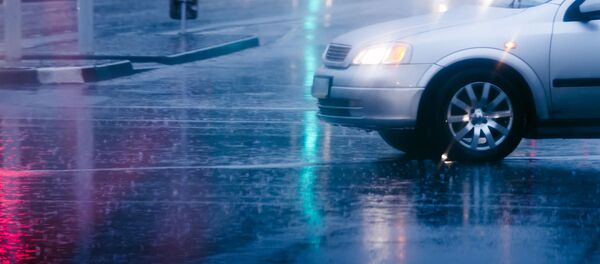 Автомобиль на мокрой дороге, архивное фото - Sputnik Lietuva