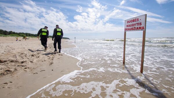 Полицейские на пляже на Паланге, купание запрещено, архивное фото - Sputnik Литва