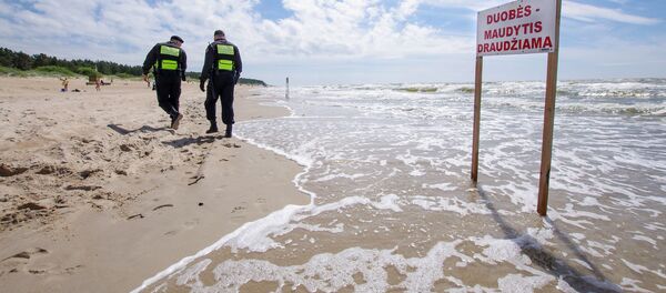Полицейские на пляже на Паланге, купание запрещено, архивное фото - Sputnik Литва