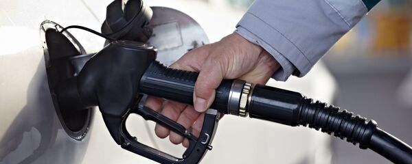 Заправка автомобиля топливом на АЗС, архивное фото - Sputnik Литва