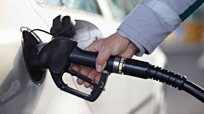 Заправка автомобиля топливом на АЗС, архивное фото