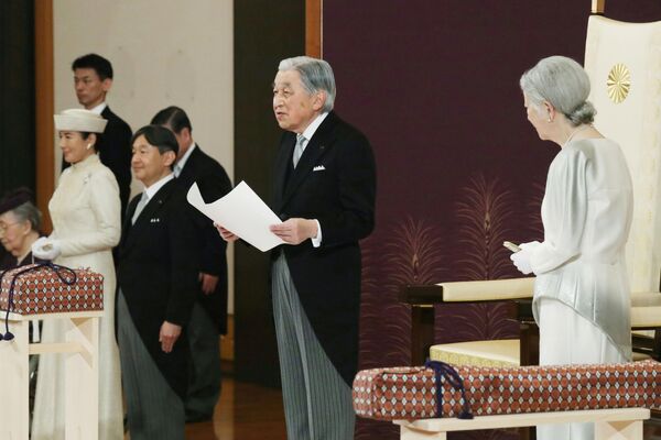 Император Японии Акихито во время ритуала Taiirei-Seiden-no-gi на церемония отречения в Императорском дворце в Токио, Япония - Sputnik Литва
