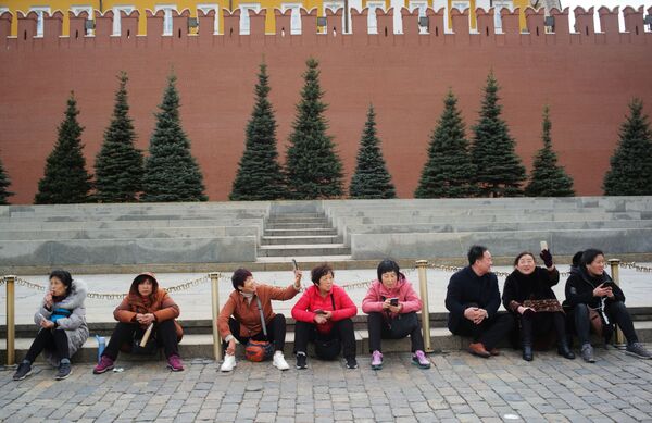 Туристы фотографируются на Красной площади у стен Московского Кремля - Sputnik Литва