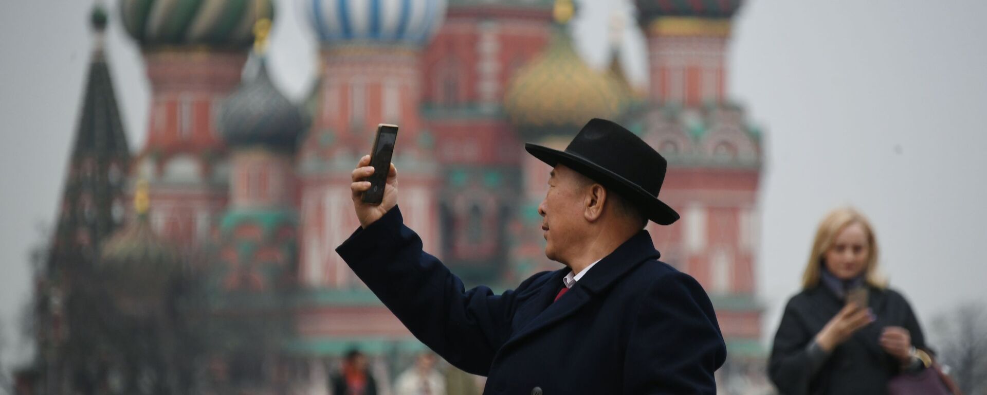 Турист фотографируется на Красной площади в Москве, на фоне храма Василия Блаженного - Sputnik Lietuva, 1920, 01.12.2020