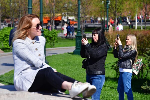 Девушки фотографируются в Александровском саду в Москве - Sputnik Литва