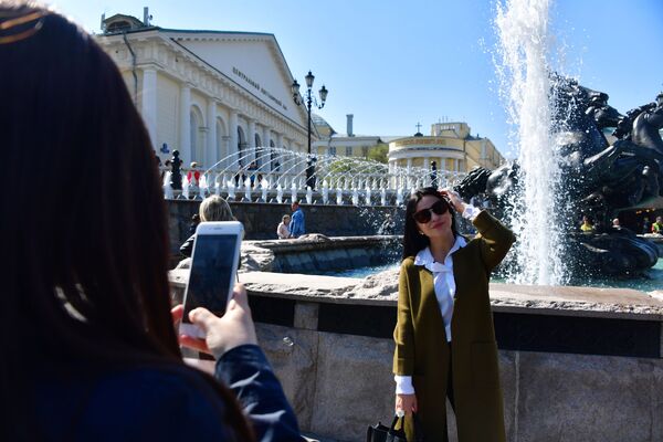 Девушка фотографируется у фонтана Времена года на Манежной площади в Москве - Sputnik Литва