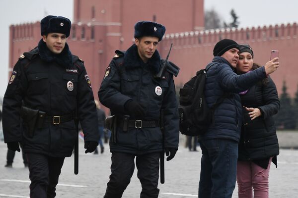 Сотрудники полиции и туристы на Красной площади в Москве - Sputnik Литва