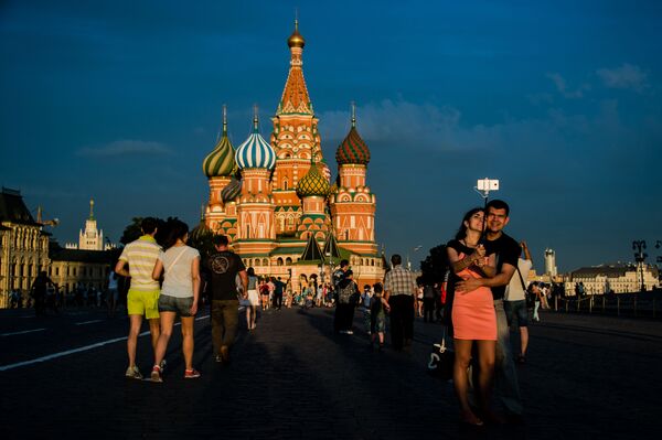 Горожане и туристы на Красной площади в Москве - Sputnik Литва