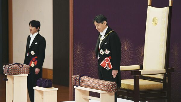 Император Японии Нарухито на церемонии наследования императорских регалий и печатей, 1 мая 2019 года - Sputnik Lietuva