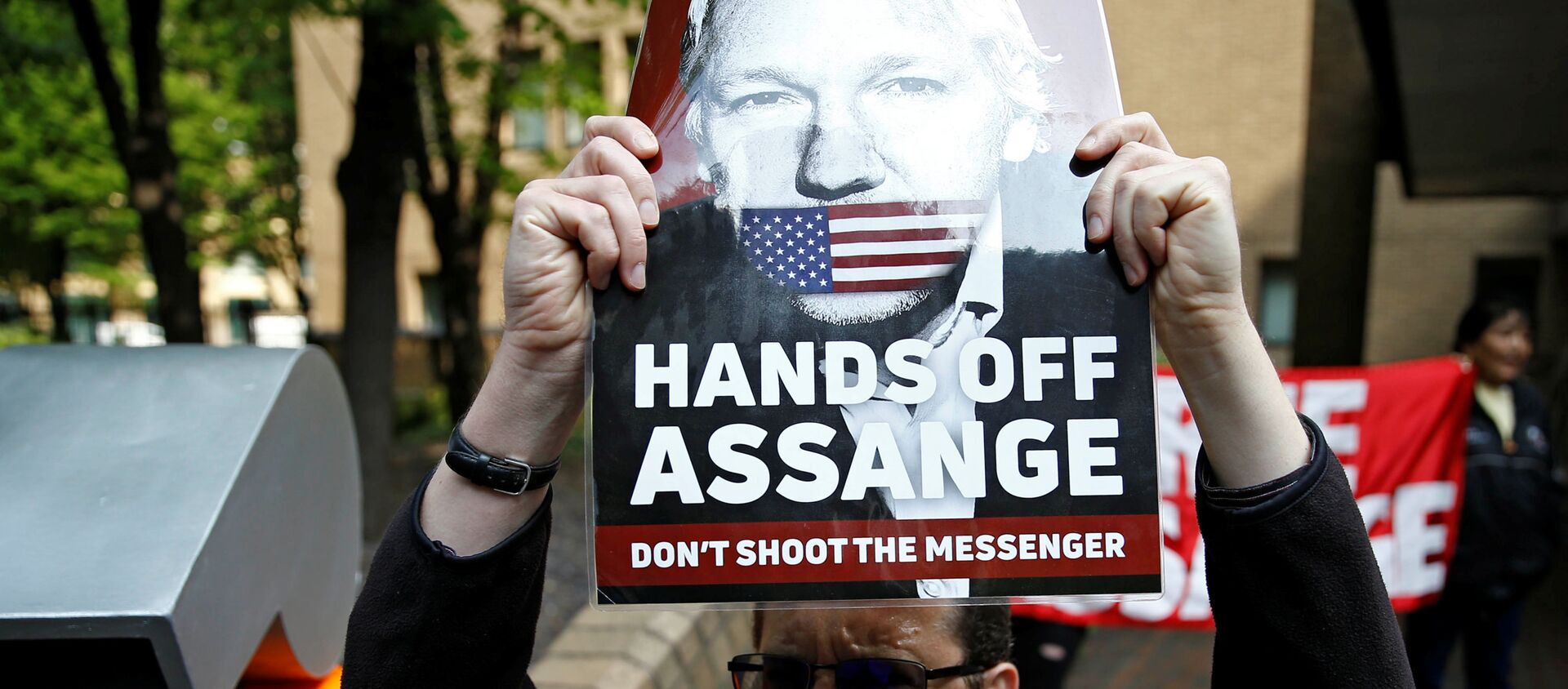 Протестующие перед зданием суда в Лондоне, где проходят слушания по делу основателя Wikileaks Джулиана Ассанжа, 1 мая 2019 года - Sputnik Lietuva, 1920, 20.01.2021