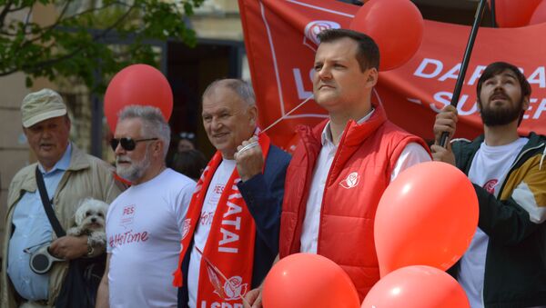 Члены Литовской социал-демократической партии на шествии в честь 1 Мая в Вильнюсе - Sputnik Литва