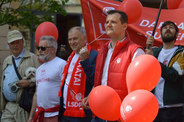 Члены Литовской социал-демократической партии на шествии в честь 1 Мая в Вильнюсе - Sputnik Литва