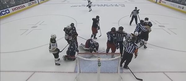 Подлый удар игрока Бостона попал на видео Подлый удар игрока Бостона попал на видео - Sputnik Литва