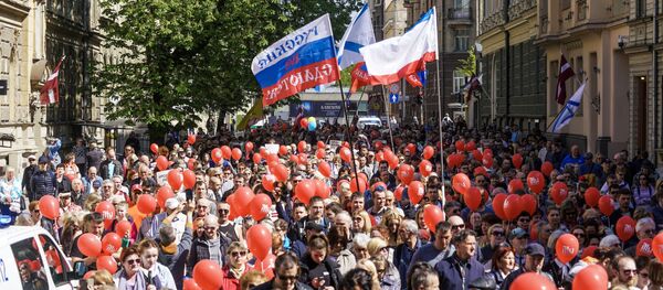 Акция Русского союза Латвии в защиту русских школ в Риге 1 мая 2019 года Акция Русского союза Латвии в защиту русских школ в Риге 1 мая 2019 года - Sputnik Литва