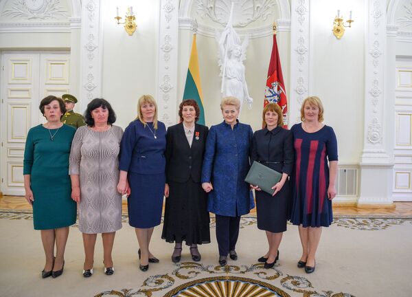 Президент Литвы вручила награды многодетным матерям - Sputnik Литва