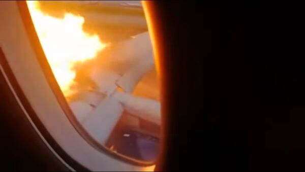 Пассажиры сняли на видео начало пожара на борту Sukhoi Superjet 100 - Sputnik Lietuva