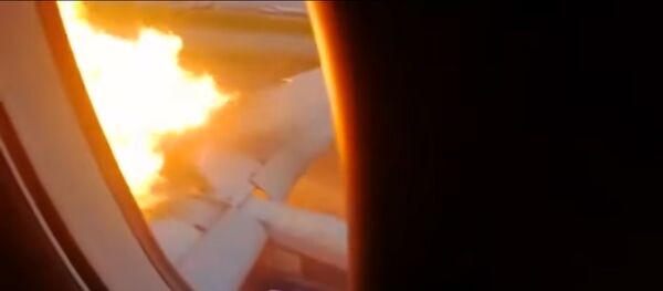 Пассажиры сняли на видео начало пожара на борту Sukhoi Superjet 100 - Sputnik Литва