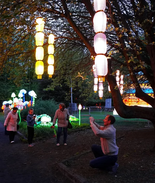 Milžiniškų kinų žibintų ekspozicijos festivalio Kanto saloje Kaliningrade lankytojai Milžiniškų kinų žibintų ekspozicijos festivalio Kanto saloje Kaliningrade lankytojai - Sputnik Lietuva