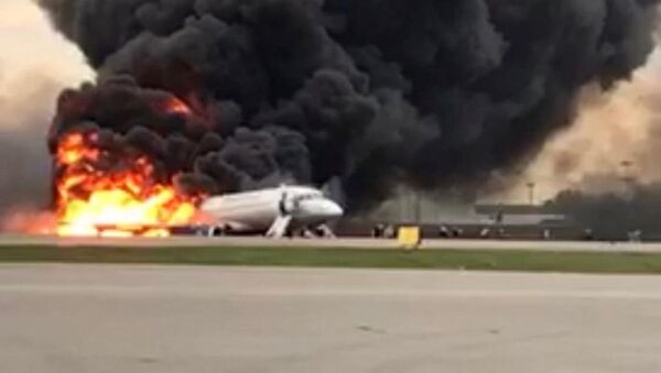 Пассажирский самолет в огне после аварийной посадки в аэропорту Шереметьево, 5 мая 2019 года - Sputnik Lietuva