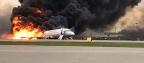 Пассажирский самолет в огне после аварийной посадки в аэропорту Шереметьево, 5 мая 2019 года - Sputnik Литва