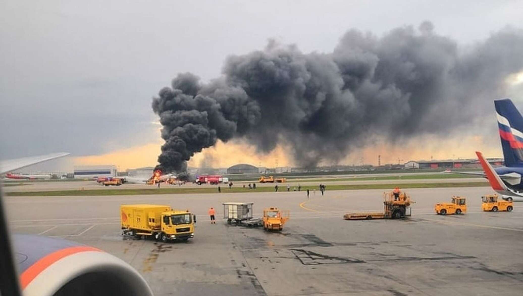 Аэропорт шереметьево 2019. Авиакатастрофа SSJ-100 В Шереметьево. Крушение Суперджета 100 Шереметьево. Катастрофа SSJ 100 В Шереметьеве.