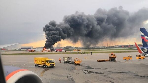 Пассажирский самолет в огне после аварийной посадки в аэропорту Шереметьево, 5 мая 2019 года - Sputnik Литва