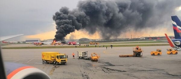 Пассажирский самолет в огне после аварийной посадки в аэропорту Шереметьево, 5 мая 2019 года - Sputnik Литва