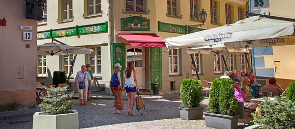 Туристы на узких улочках старого города, Вильнюс, архивное фото Туристы на узких улочках старого города, Вильнюс, архивное фото - Sputnik Lietuva