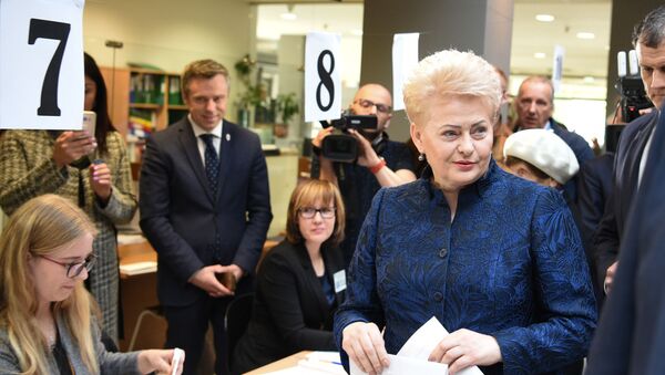 Президент Литвы Даля Грибаускайте голосует на президентских выборах, 7 мая 2019 года  - Sputnik Литва