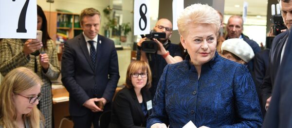 Президент Литвы Даля Грибаускайте голосует на президентских выборах, 7 мая 2019 года  - Sputnik Литва