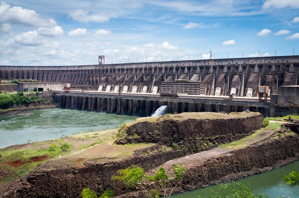 Гидроэлектростанция Итайпу на реке Паране на границе между Парагваем и Бразилией - Sputnik Литва