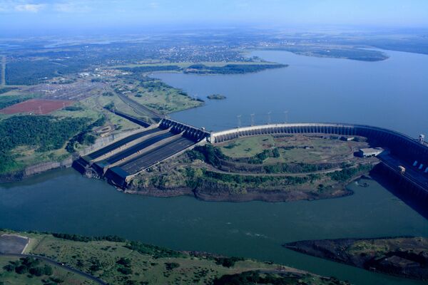 Гидроэлектростанция Итайпу на реке Паране на границе между Парагваем и Бразилией - Sputnik Литва