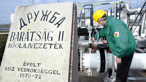 Венгерский инженер Миклош Шива проверяет давление на нефтеперерабатывающем заводе приемной станции нефтепровода Дружба, архивное фото - Sputnik Литва