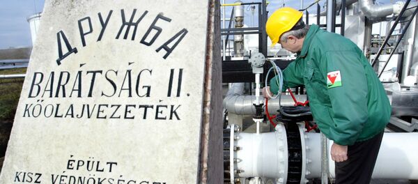 Венгерский инженер Миклош Шива проверяет давление на нефтеперерабатывающем заводе приемной станции нефтепровода Дружба, архивное фото - Sputnik Литва