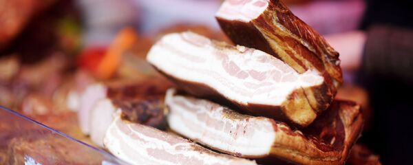 Домашние колбасы и копчености, архивное фото - Sputnik Литва