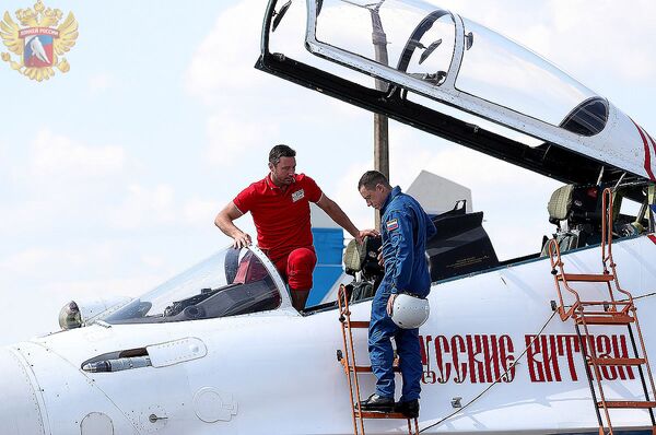 Сборная России перед ЧМ-2019 прошла курс обучения на боевых истребителях Сборная России перед ЧМ-2019 прошла курс обучения на боевых истребителях - Sputnik Литва