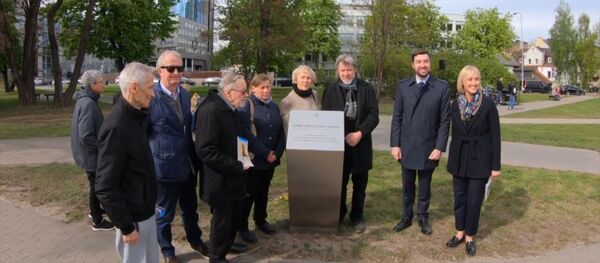 В Вильнюсе открыли сквер имени Йонаса Яблонскиса В Вильнюсе открыли сквер имени Йонаса Яблонскиса - Sputnik Литва