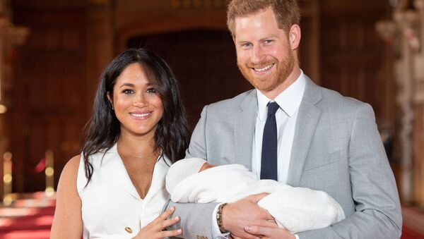 Британский принц Гарри и его жена Меган со своим новорожденным сыном, 8 мая 2019 года - Sputnik Lietuva