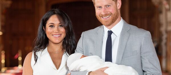 Британский принц Гарри и его жена Меган со своим новорожденным сыном, 8 мая 2019 года Британский принц Гарри и его жена Меган со своим новорожденным сыном, 8 мая 2019 года - Sputnik Lietuva