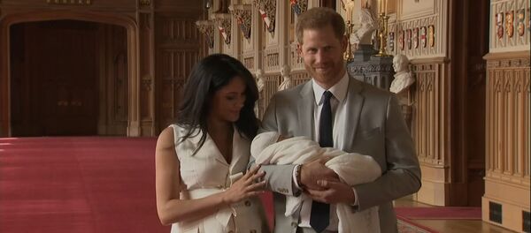 Принц Гарри и Меган Маркл впервые показали новорожденного сына - Sputnik Литва