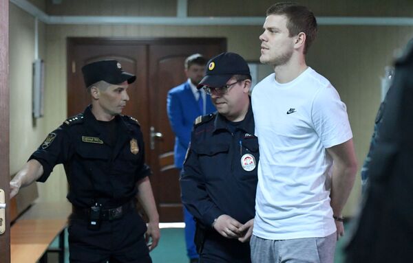 Российские футболисты Мамаев и Кокорин получили реальные сроки Российские футболисты Мамаев и Кокорин получили реальные сроки - Sputnik Литва